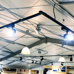 Spots led sur rails suspendus magasin vêtements Zone Pedebert - Soorts-Hossegor